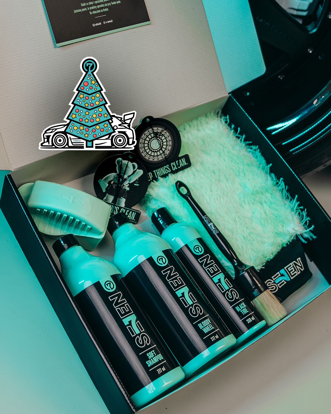 SEVEN Gift Box Soft Shampoo 777 + Bloody Wheel 777 + Black Tire 350 + Rękawica Washing Glove + Aplikator do opon + Pędzel detailingowy + Zawieszka Zapachowa